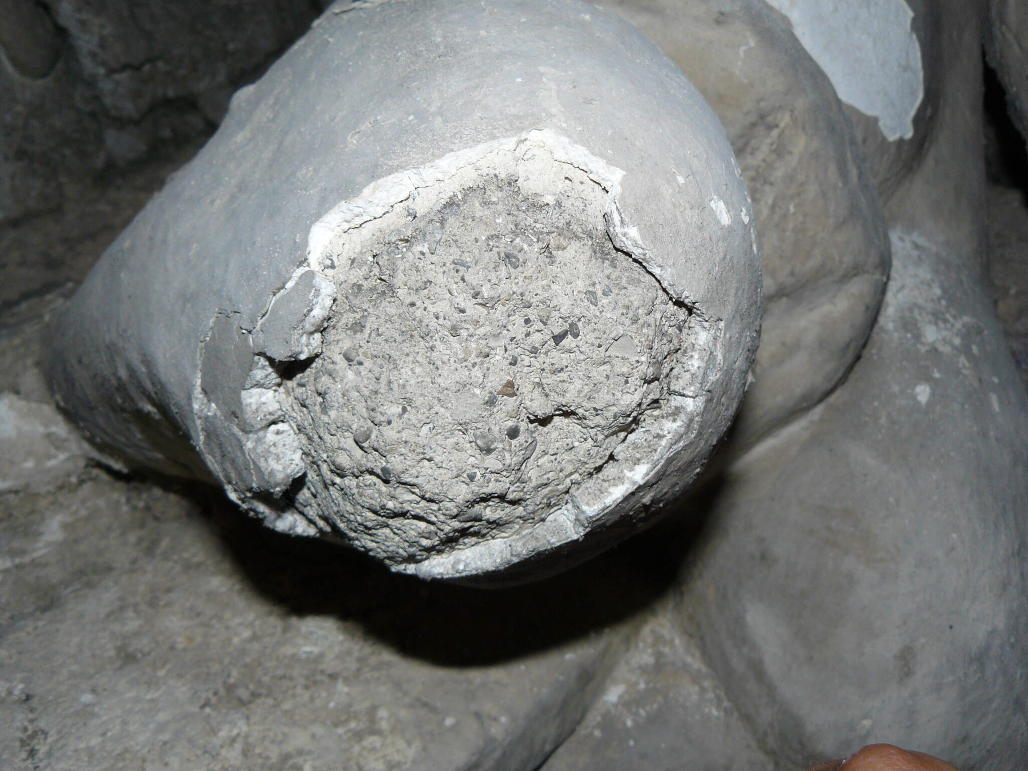 Detail of a deteriorated stucco decoration, with the missing finishing layer revealing an internal layer made of coarse sand. 